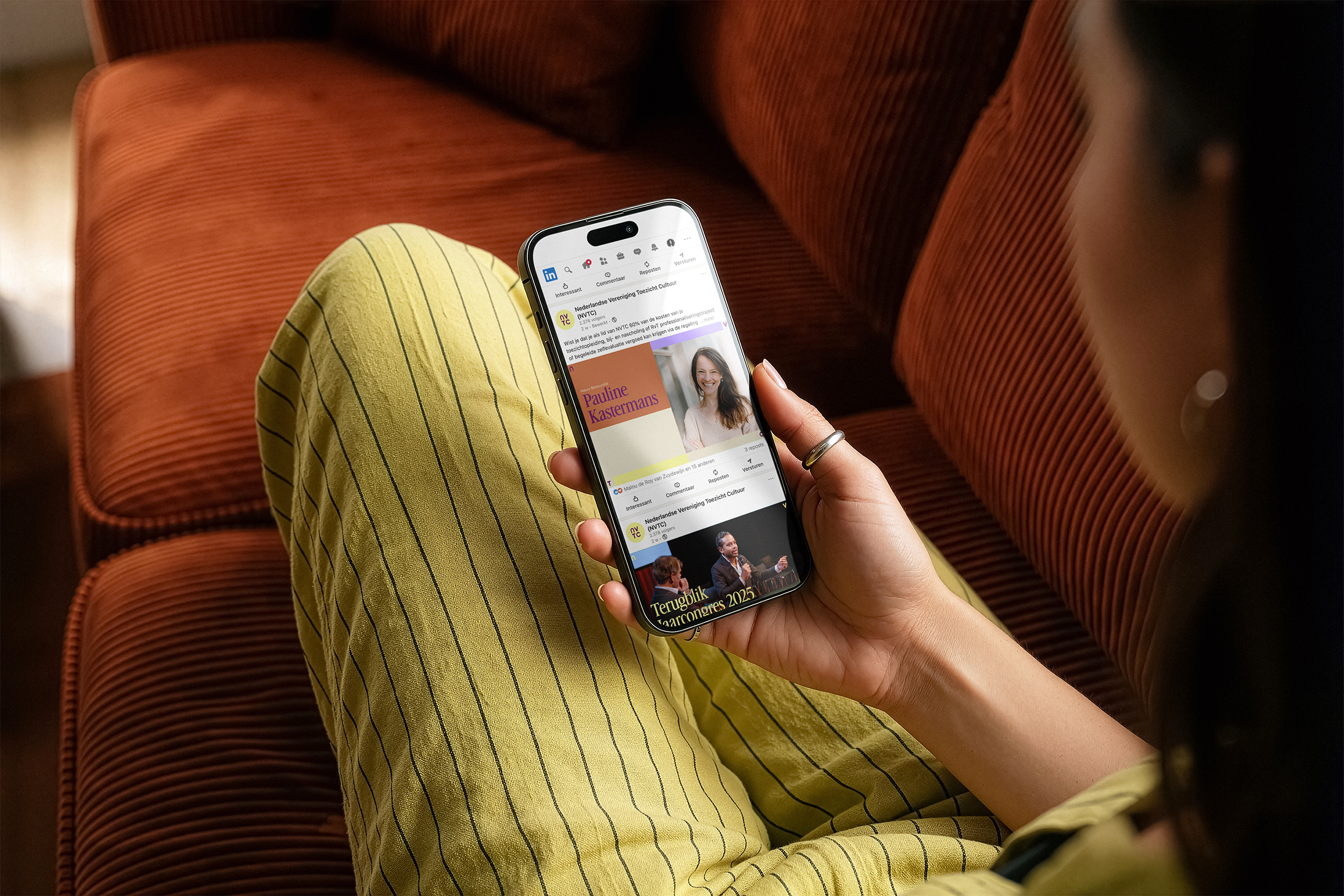 Mockup telefoon hand couch