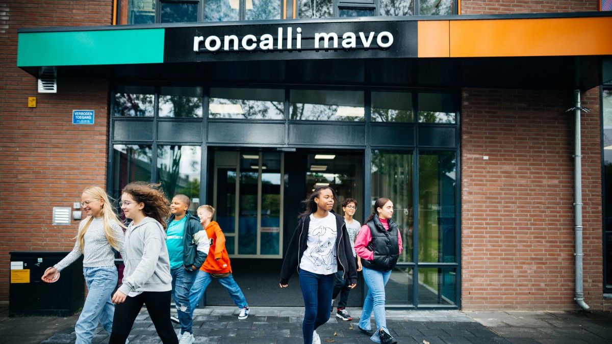 Studenten verlaten het schoolgebouw