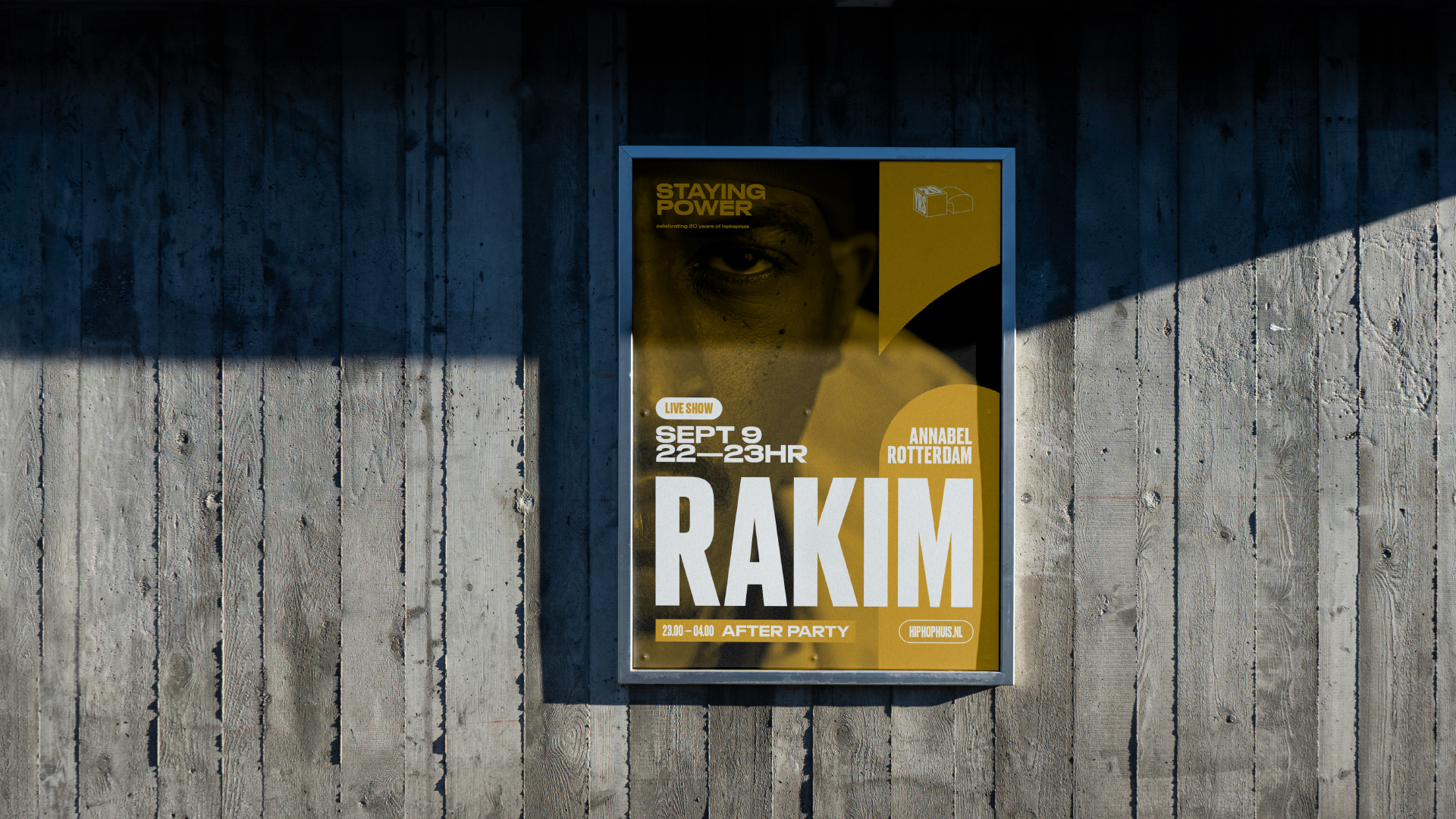 Een poster van HipHopHuis. Rakim staat erop