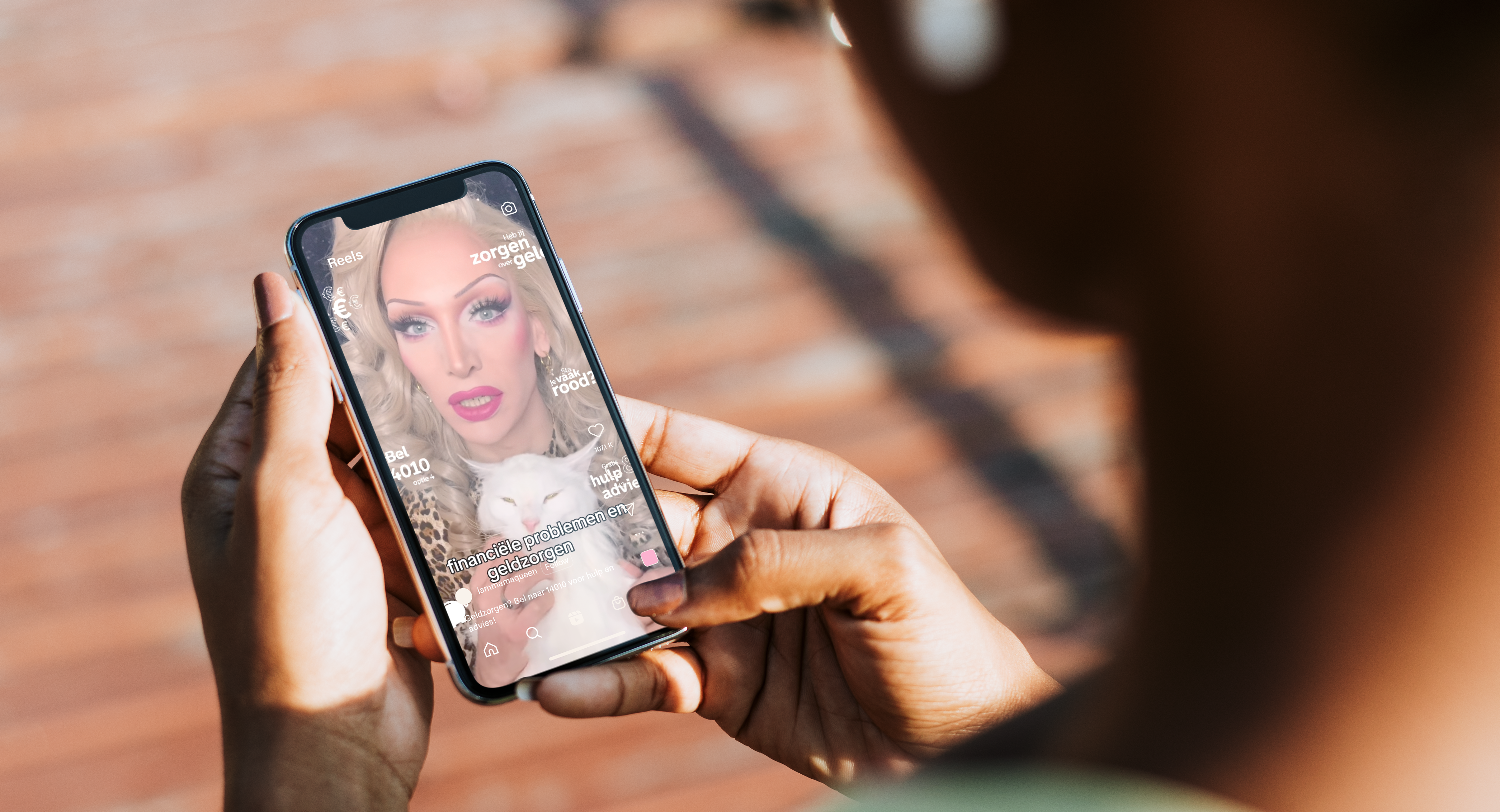 Mama Queen op een mobiele telefoon